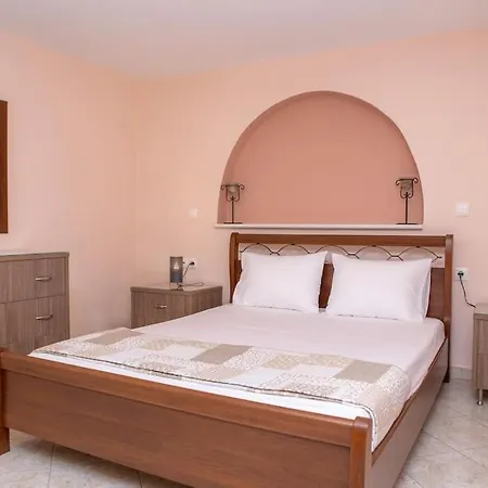 Naxos Premium *