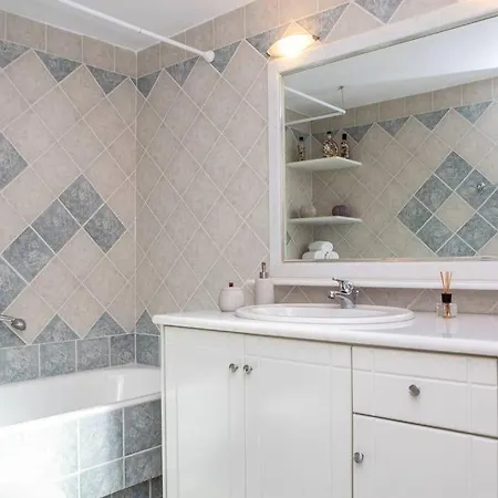 Naxos Premium * Ano Sangrion